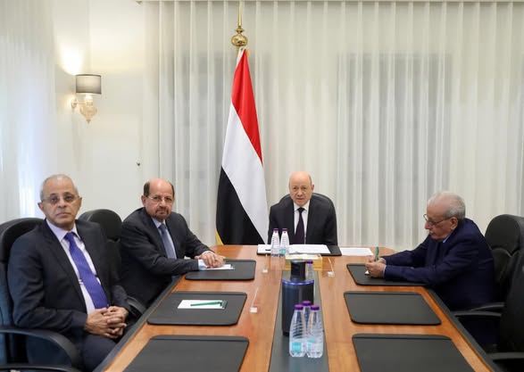 العليمي يحذر: الإجراءات الأحادية للمجلس الانتقالي بلغت مرحلة خطيرة