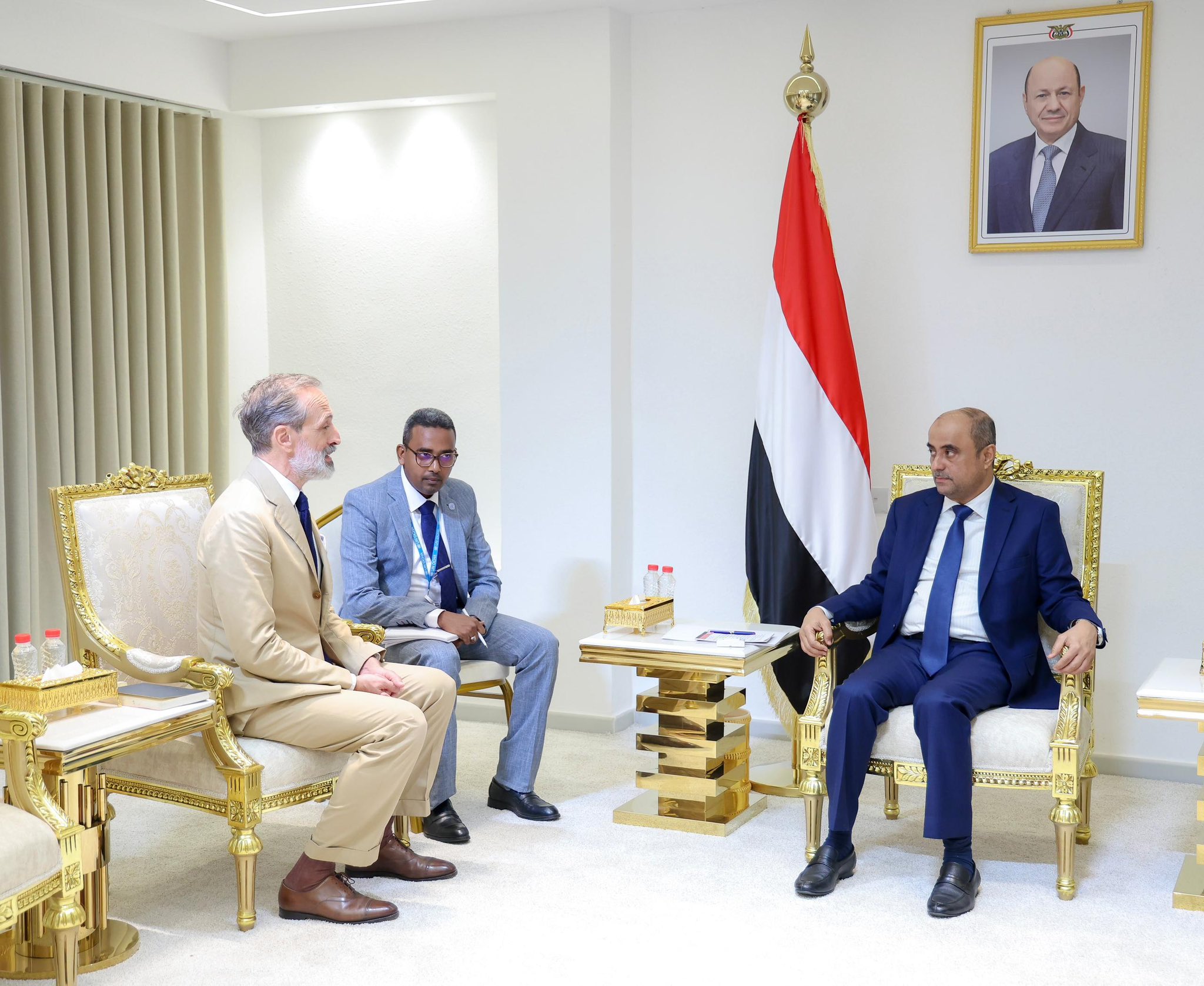 رئيس الوزراء: الحوثيون يشنّون حربًا اقتصادية ممنهجة تُعمّق الكارثة الإنسانية في اليمن