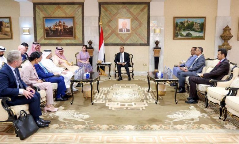 رئيس الوزراء يبحث مع سفراء الدول الخمس مستجدات الأوضاع وخطة التعافي الاقتصادي