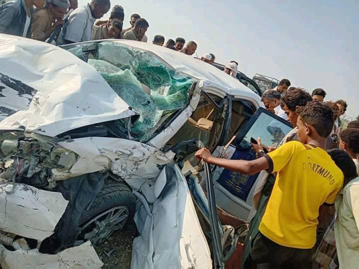  الحديدة.. وفاة تسعة أشخاص في حادث سير مروع بمديرية الزهرة