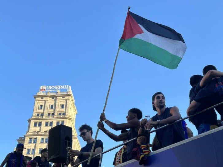لامين جمال يرفع علم فلسطين باحتفالات برشلونة