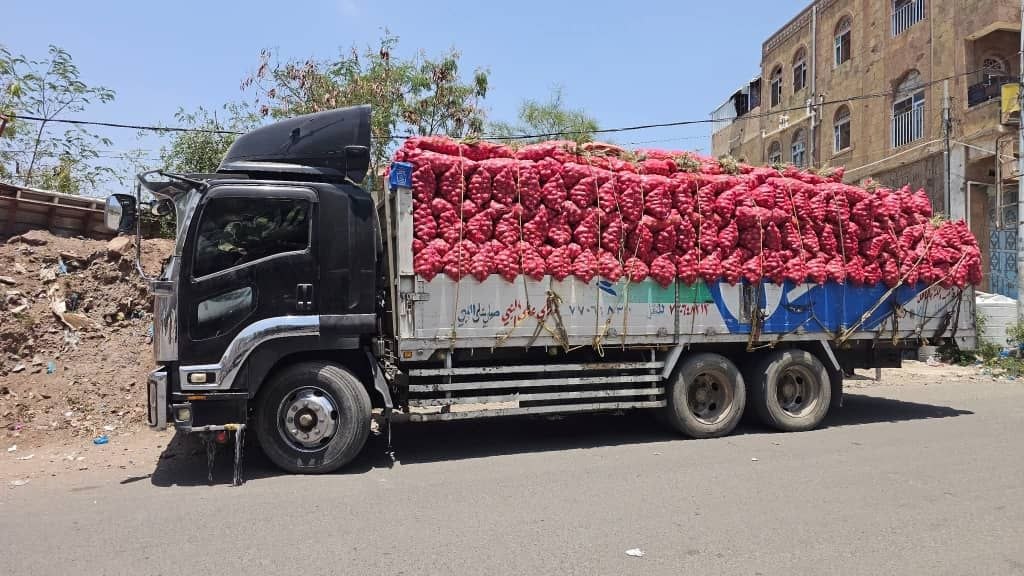 تعز.. مليشيا الحوثي تمنع مرور شاحنات البصل باتجاه الحوبان