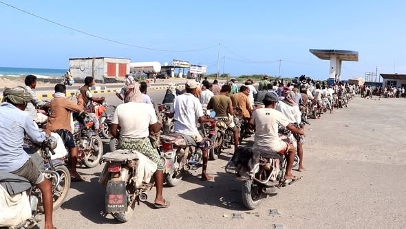 أزمة خانقة في المشتقات النفطية بمدينة الخوخة جنوبي الحديدة