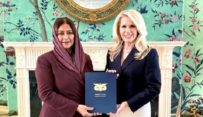 السفيرة اليمنية جميلة رجاء تُسلّم الخارجية الأمريكية نسخة من أوراق اعتمادها