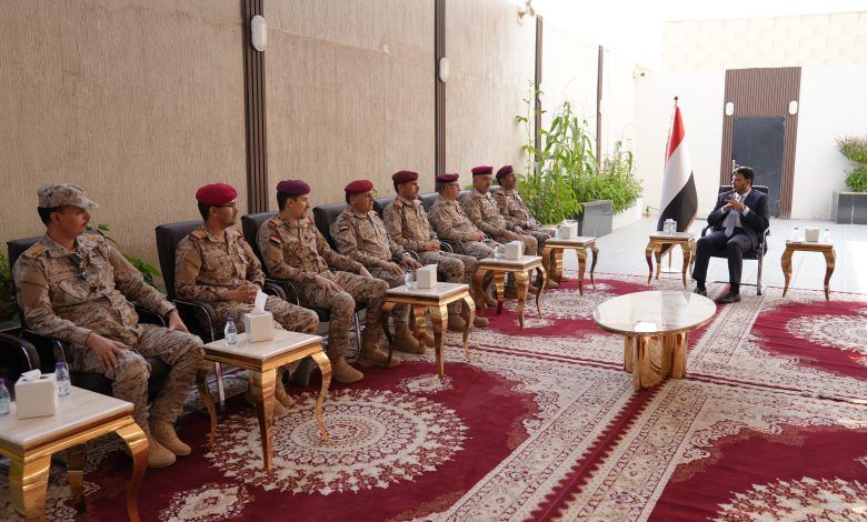 عبدالله العليمي: المرحلة الراهنة تتطلب أعلى درجات الجاهزية وتوحيد القرار العسكري