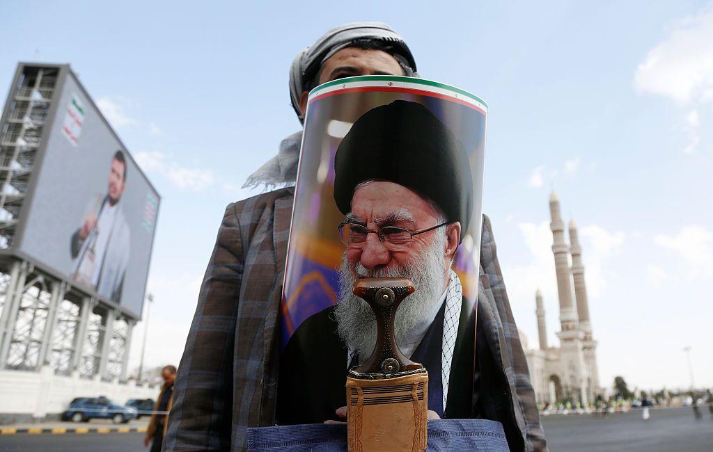 بين الولاء لإيران والحفاظ على السلطة.. لماذا لم يدخل الحوثيون الحرب بعد؟