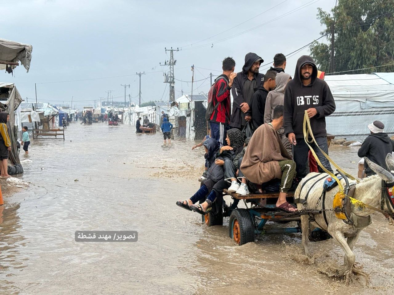 نازحو غزة في الخيام يصارعون البرد والسيول بمواجهة منخفض جوي
