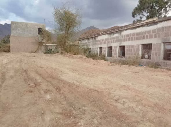 إب.. مسؤول أمن حوثي يقتحم مدرسة ويعتدي على معلم ونافذون يعتدون على حرم مدرسة أخرى