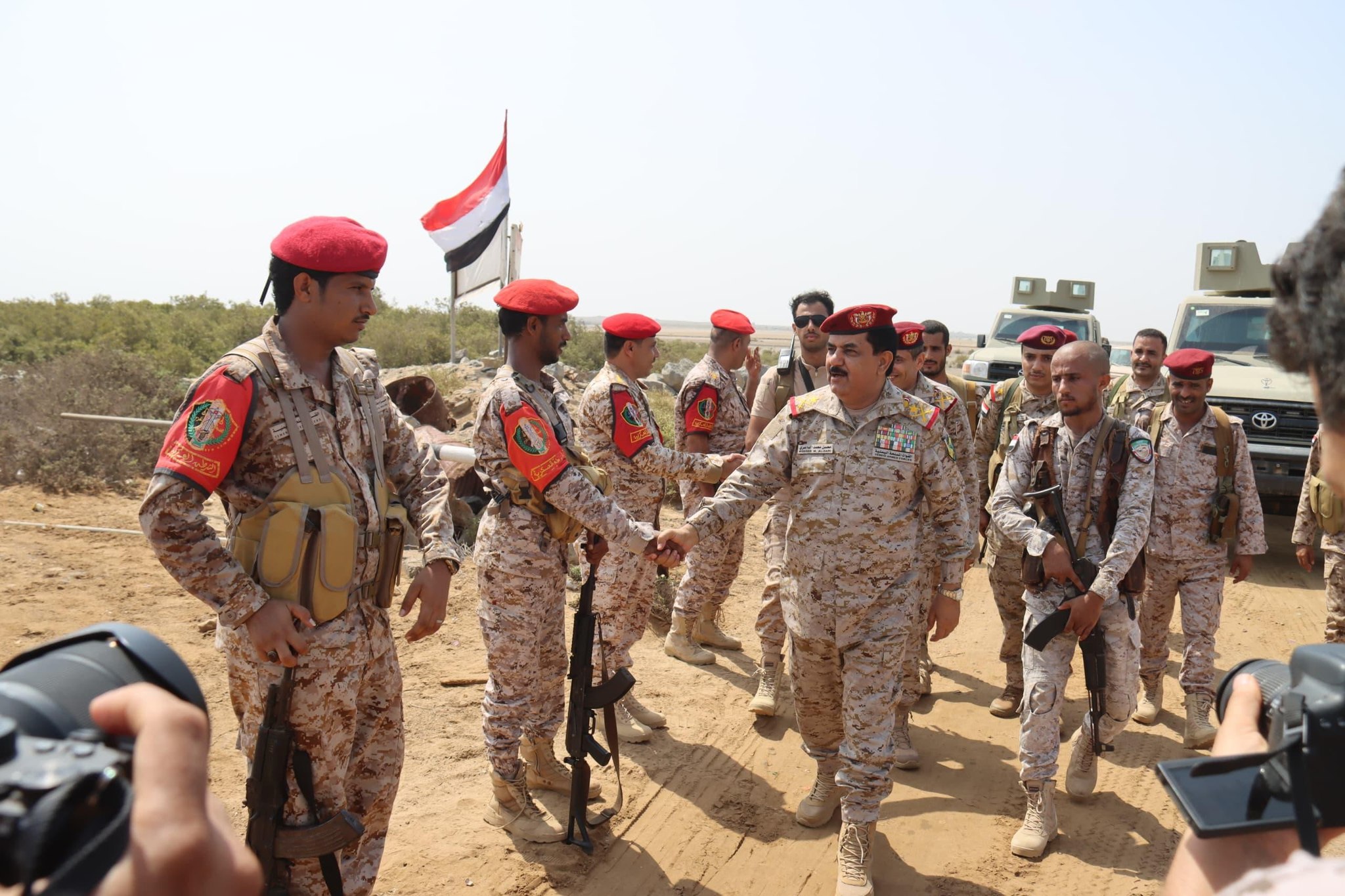 وزير الدفاع يتفقد جبهات المنطقة العسكرية الخامسة ويشيد بجاهزية القوات المرابطة