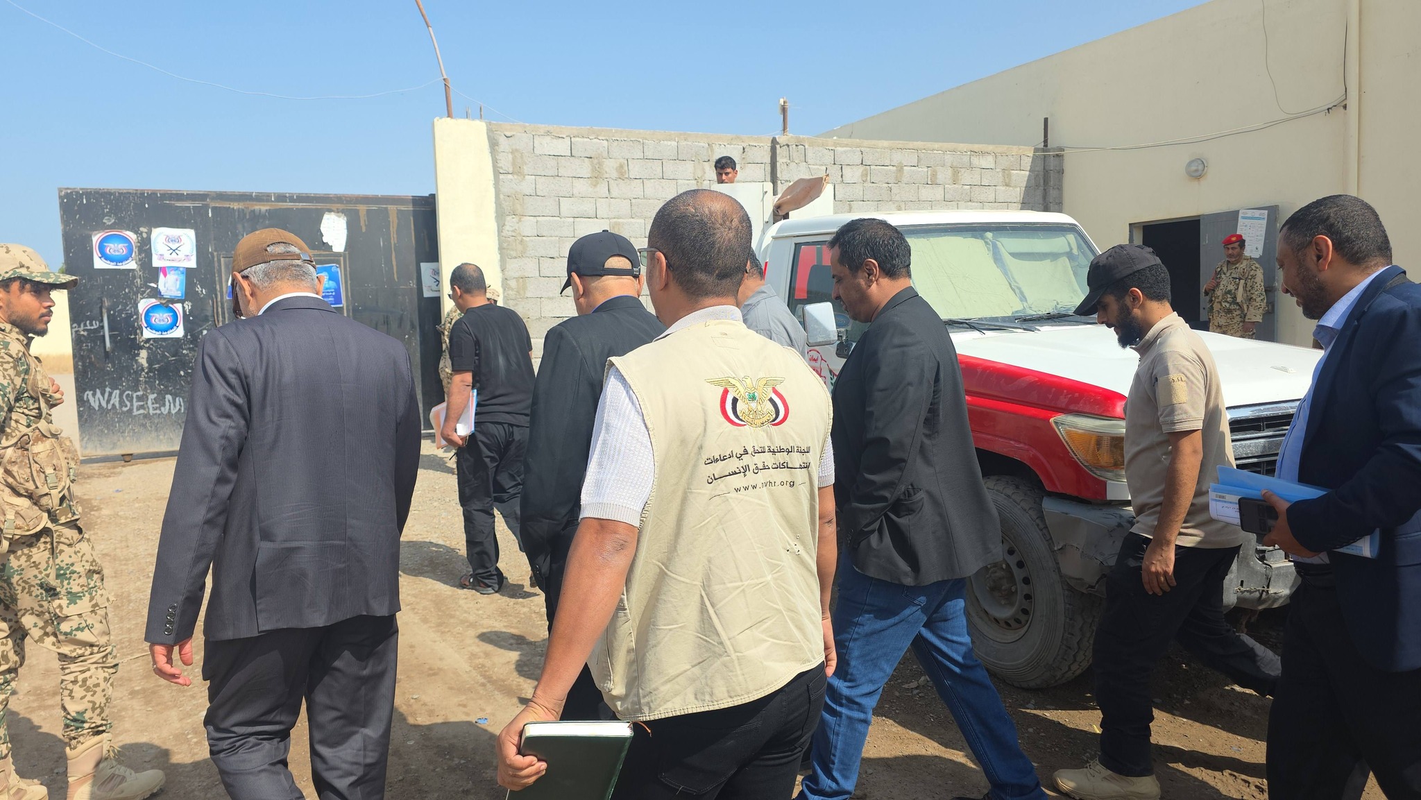 اللجنة الوطنية للتحقيق تعاين 4 سجون ومراكز احتجاز في حيس والخوخة بالحديدة