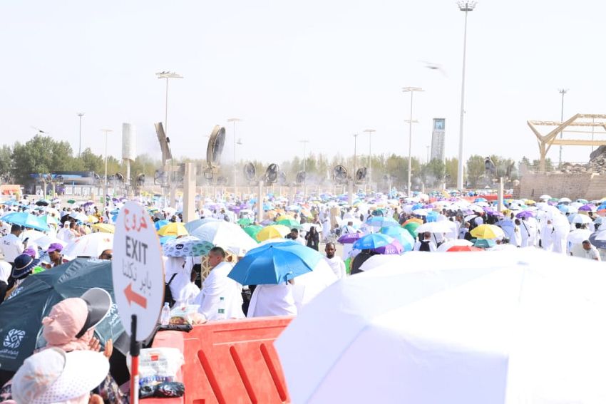 حجاج اليمن يقفون على صعيد عرفات لأداء ركن الحج الأعظم