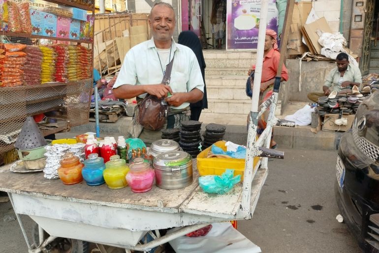 من قاعات الجامعات إلى بسطات الأسواق.. كيف يصنع خريجو اليمن فرصهم؟