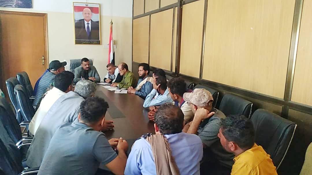 سلطات تعز تُلزم الأفران والغاز وصهاريج المياه بتخفيض الأسعار وتتوعّد المخالفين