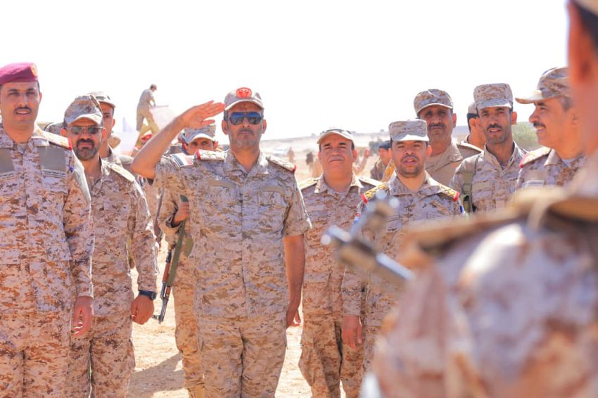 رئيس الأركان يحث المؤسسة العسكرية لرفع الجاهزية القتالية لتحقيق النصر واستعادة الدولة