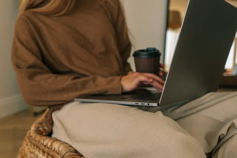 هل استخدام الحاسوب المحمول على الساقين مضر فعلا؟ إليك ما يقوله العلم