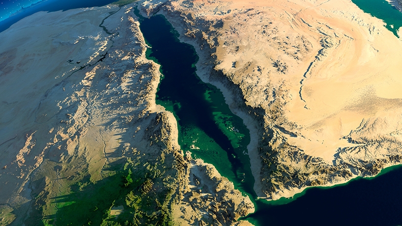 تقرير أمني بريطاني يكشف: الحوثيون ناقشوا فرض رسوم عبور في باب المندب