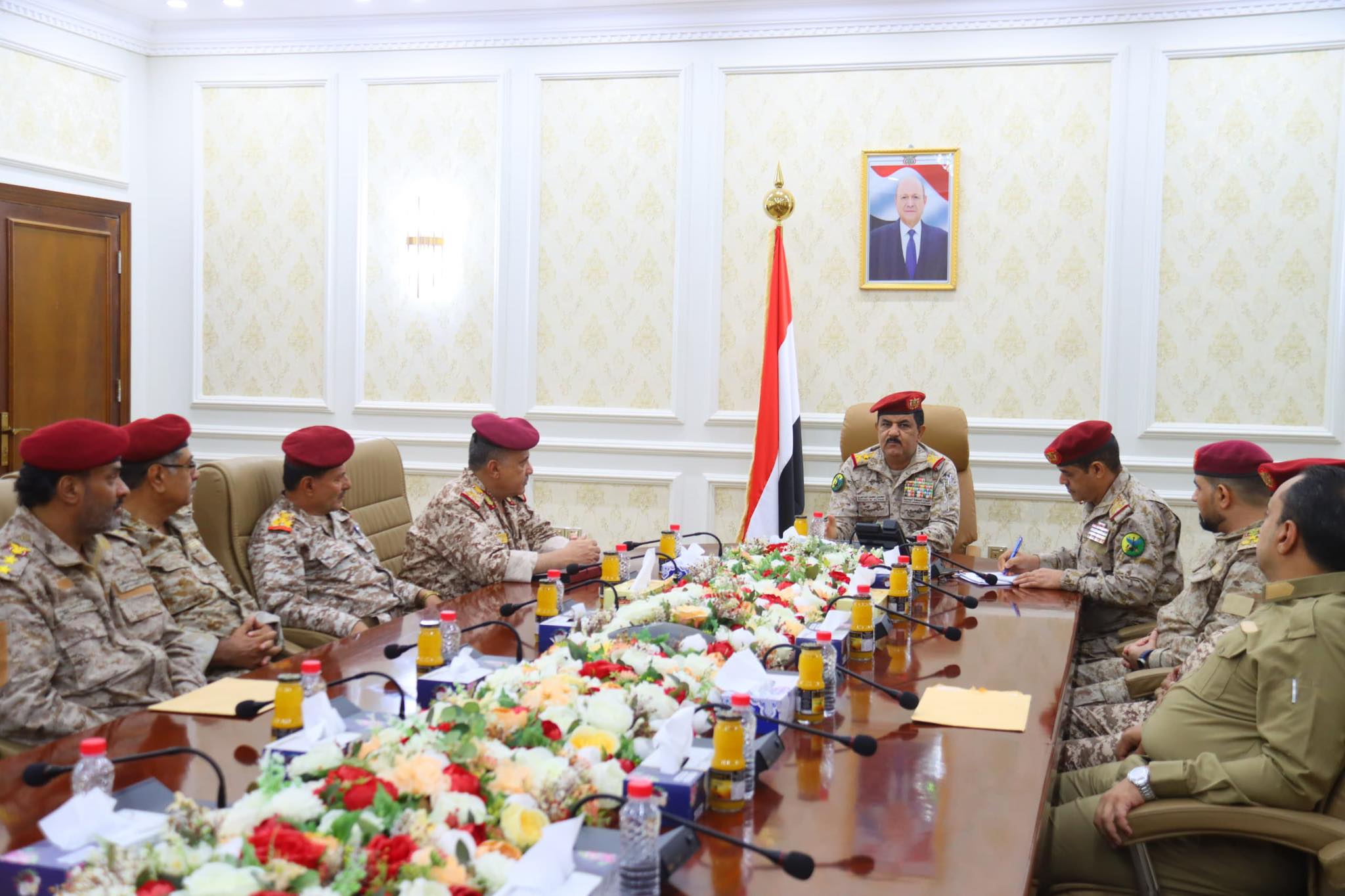 وزير الدفاع يشيد ببطولات محور تعز ويؤكد ملاحقة المتورطين في جريمة اغتيال "المشهري"