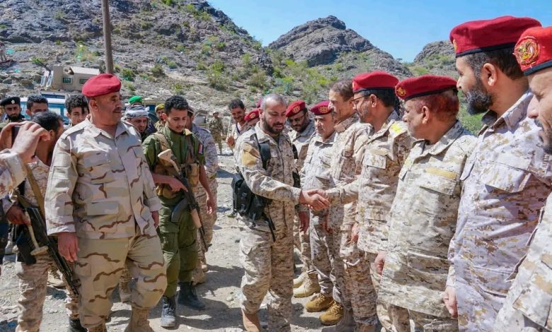 محافظ الضالع يناقش مع قادة الألوية في مريس خطط الدمج والبصمة التابعة للتحالف 