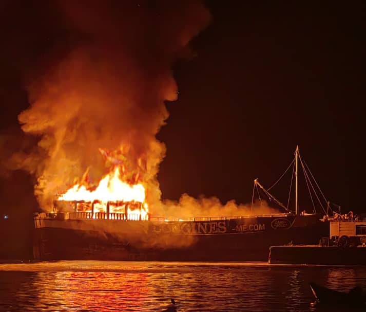 حريق يلتهم سفينة شحن في ميناء حولاف بسقطرى وخسائر مادية كبيرة