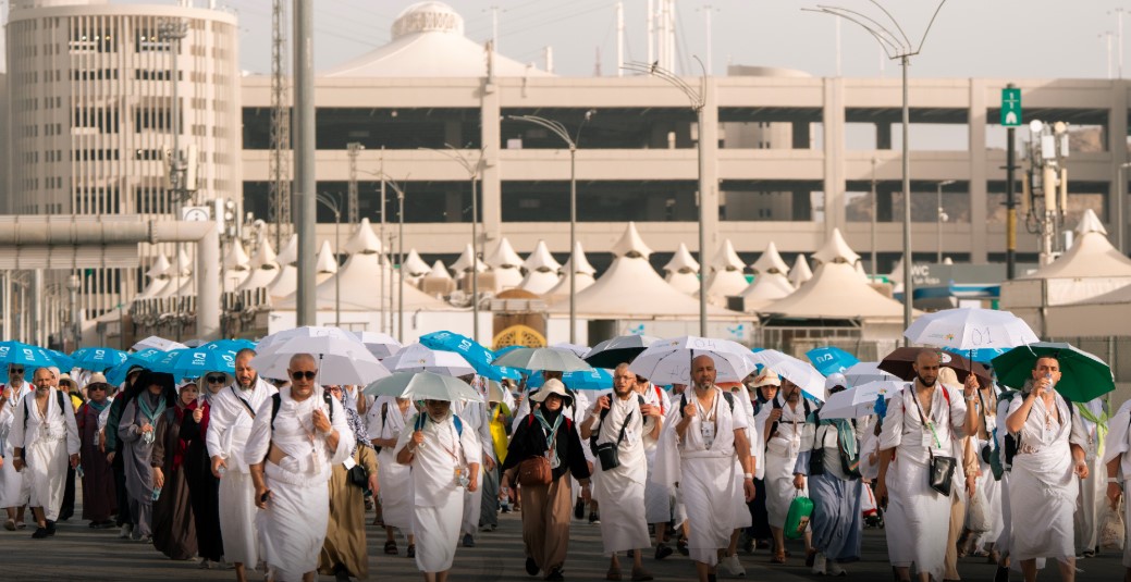 كيف يواجه الحجاج الحرارة المرتفعة في مكة المكرمة؟