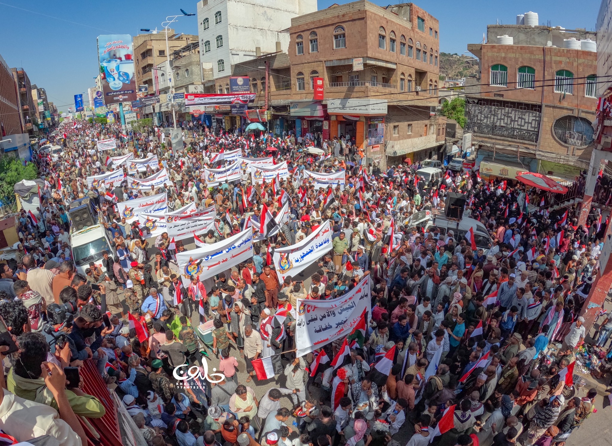 تعز تُحيي ذكرى ثورة 26 سبتمبر بمهرجان جماهيري ومسيرة حاشدة (صور)
