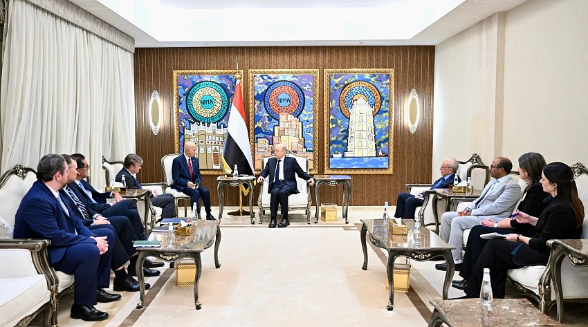 العليمي يبحث مع شركة هنت الأميركية فرص استئناف الاستثمار في قطاع النفط والغاز