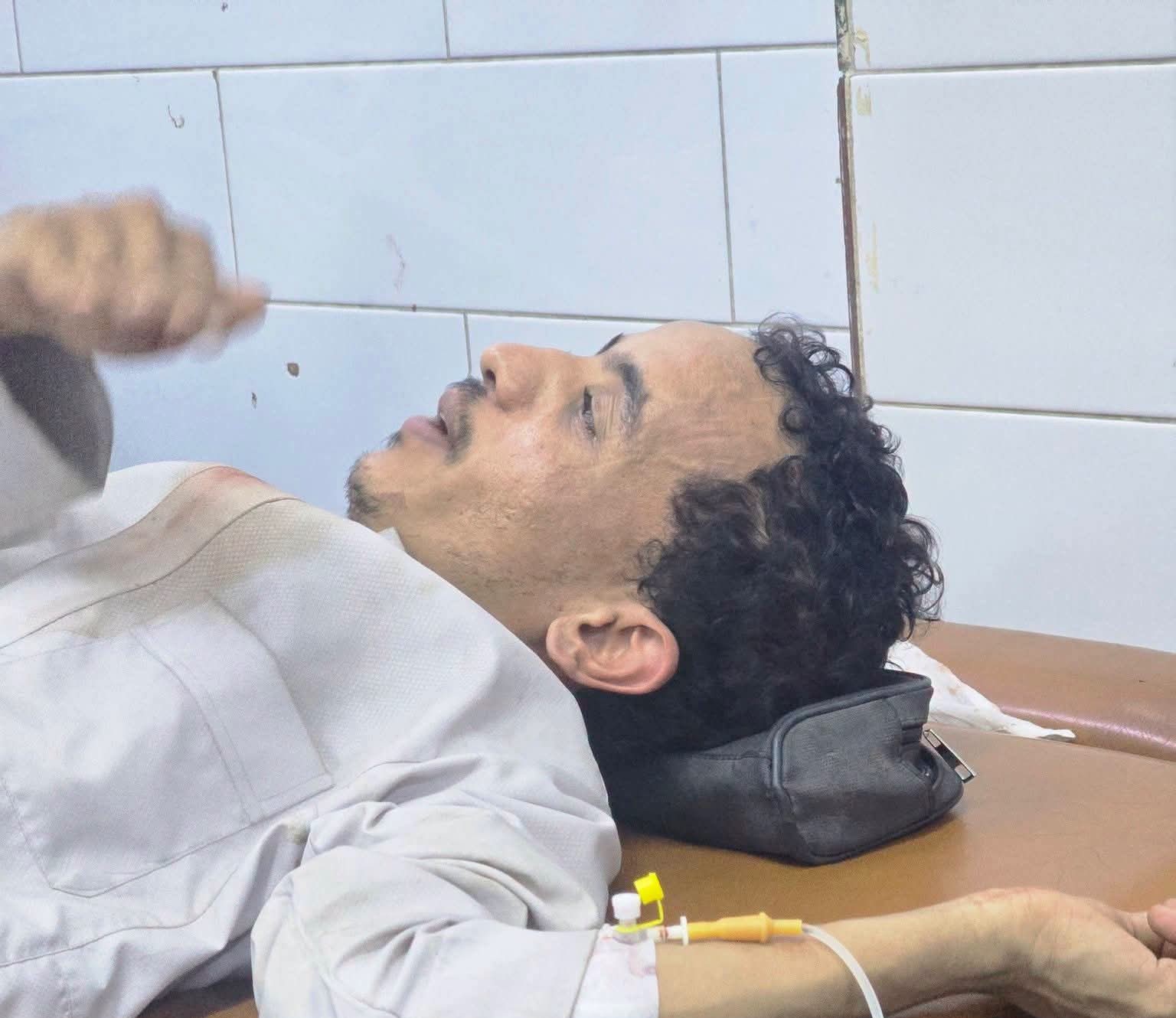 عدن.. موالون للانتقالي المنحل يعتدون بالضرب على ناشط إعلامي ويحطمون معداته