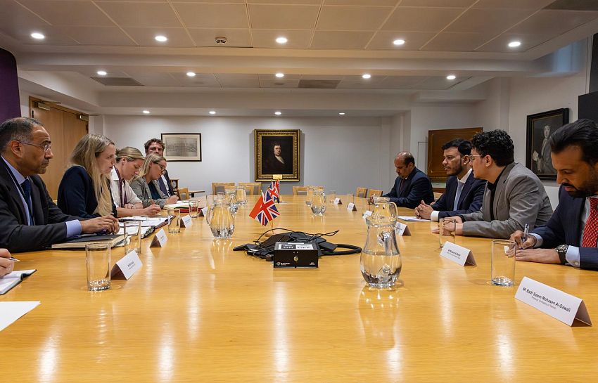 العليمي يبحث مع وزيرة القوات المسلحة البريطانية تعزيز التعاون الدفاعي والتصدي لتهديدات الحوثيين