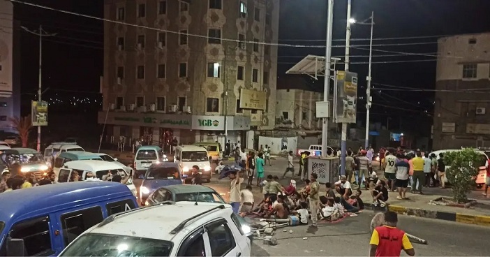 أخبار| #اليمن #Yemen
عدن..مواطنون يفترشون الشوارع وسط احتجاج