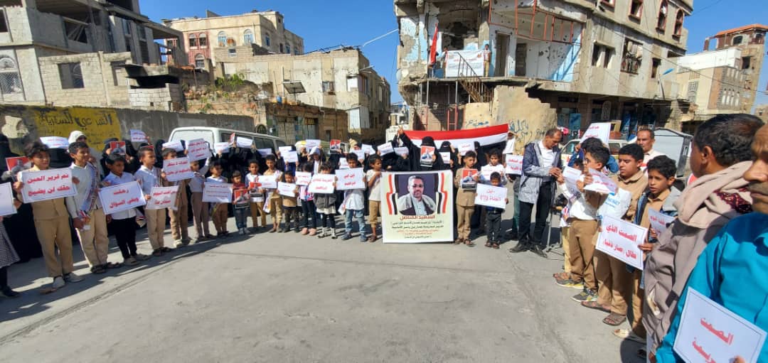 تعز.. معلمو وطلاب مدرسة عمار بن ياسر ينددون باغتيال مديرهم