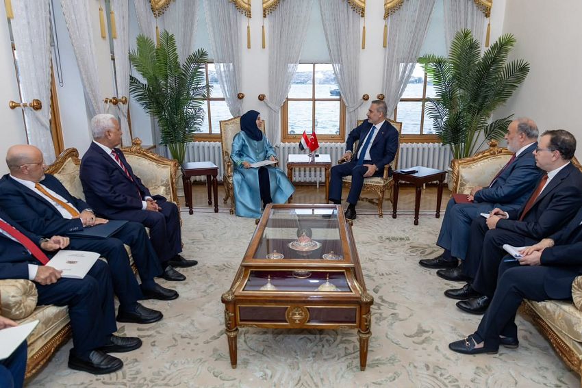 وزير الخارجية تبحث مع نظيرها التركي تعزيز العلاقات وتطورات أوضاع اليمن