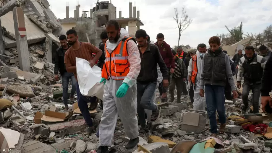غزة.. بدء انتشال جثامين الشهداء من تحت أنقاض المنازل المدمرة