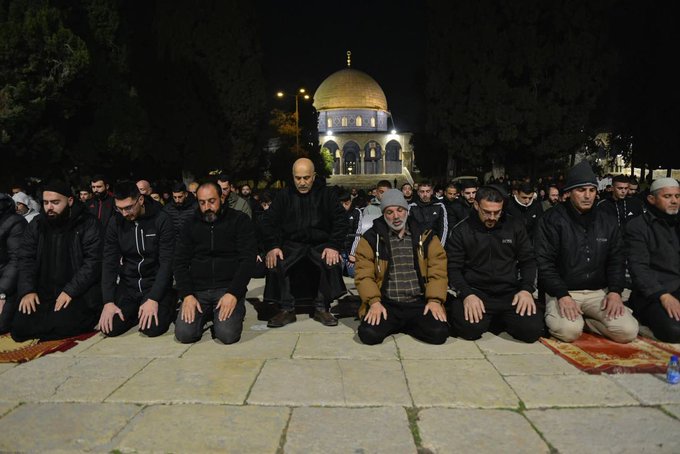 آلاف الفلسطينيين يقيمون صلاة التراويح بالمسجد الأقصى وسط قيود إسرائيلية