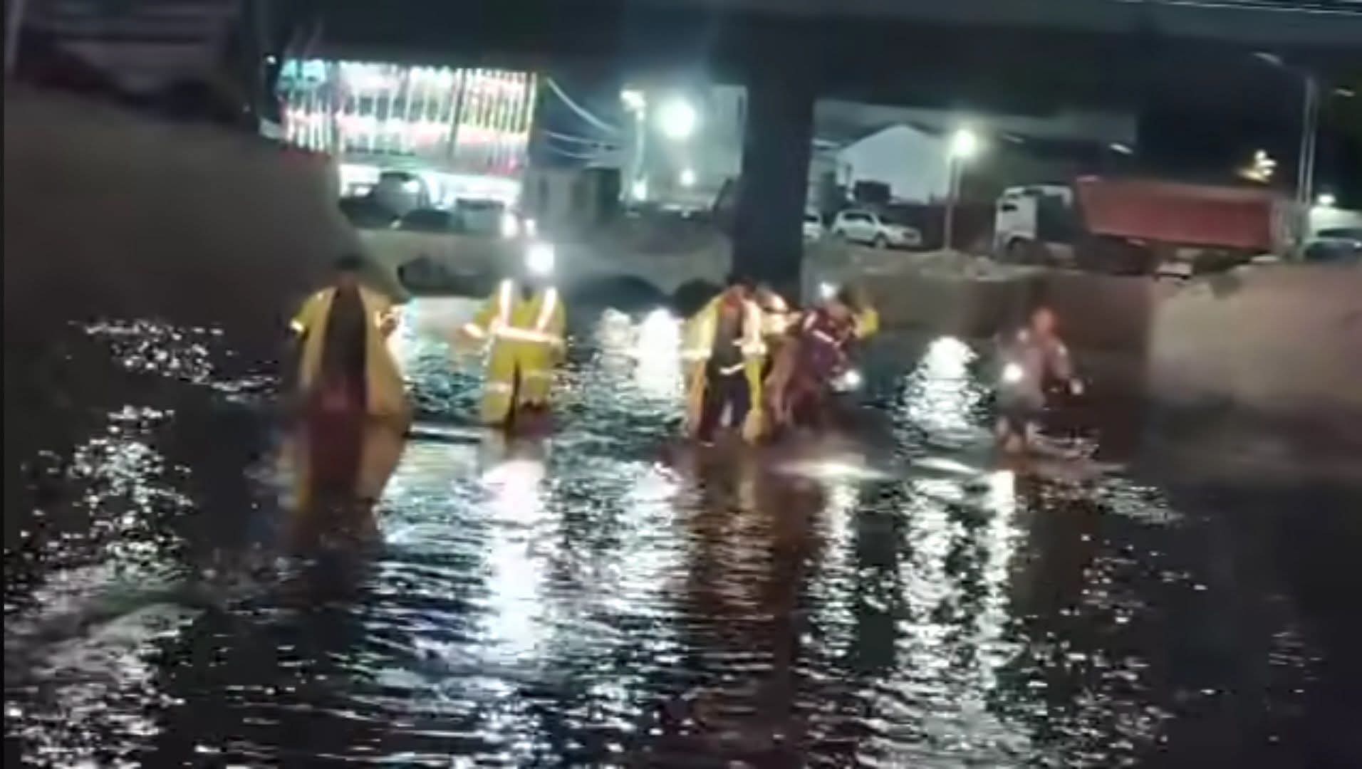 صنعاء.. وفاة طفل ونجاة شقيقته بعد أن جرفتهما السيول وسط العاصمة