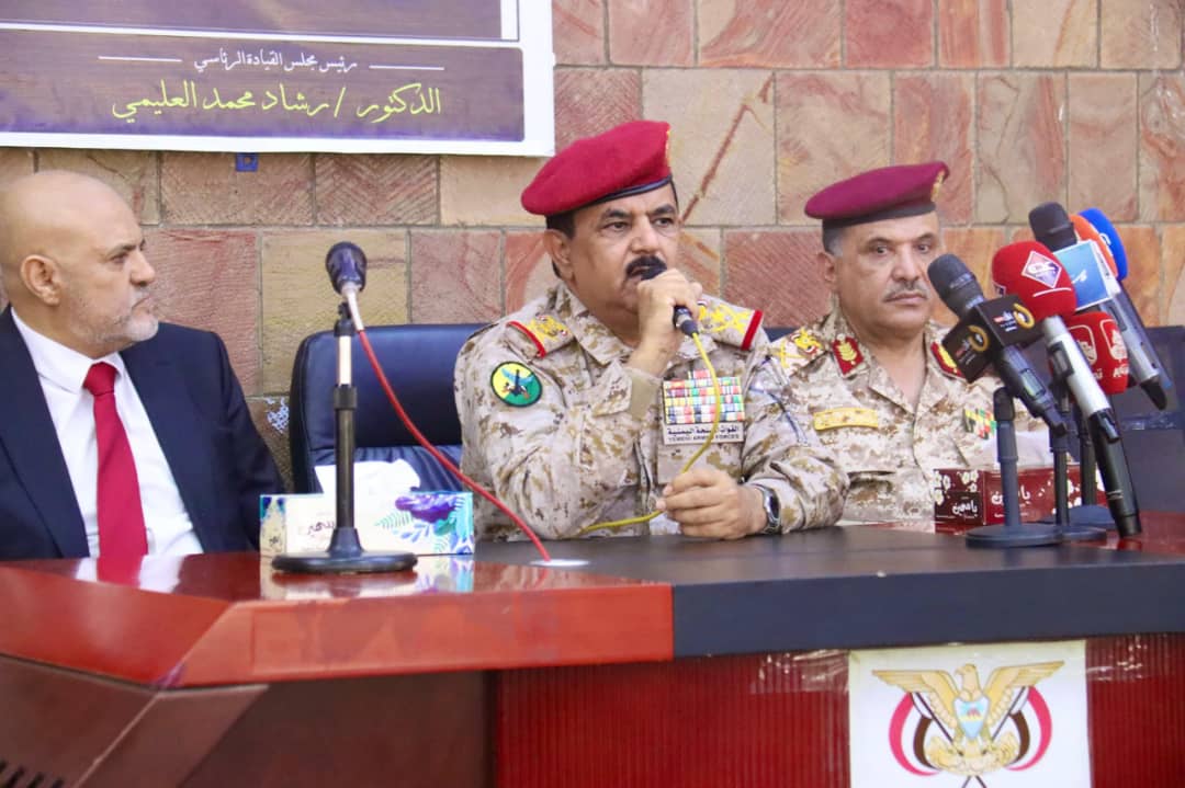 تعز.. وزير الدفاع يعقد اجتماعاً موسعاً بالسلطة المحلية والقيادات العسكرية والأمنية 