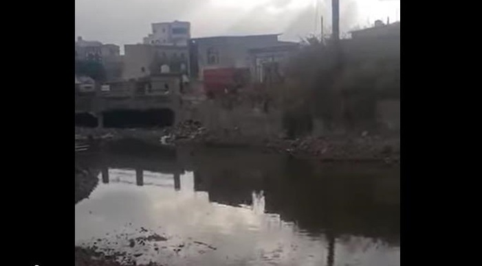 إب.. مخاو ف من كارثة صحية جراء تجمعات مياه الصرف الصحي في المشنة