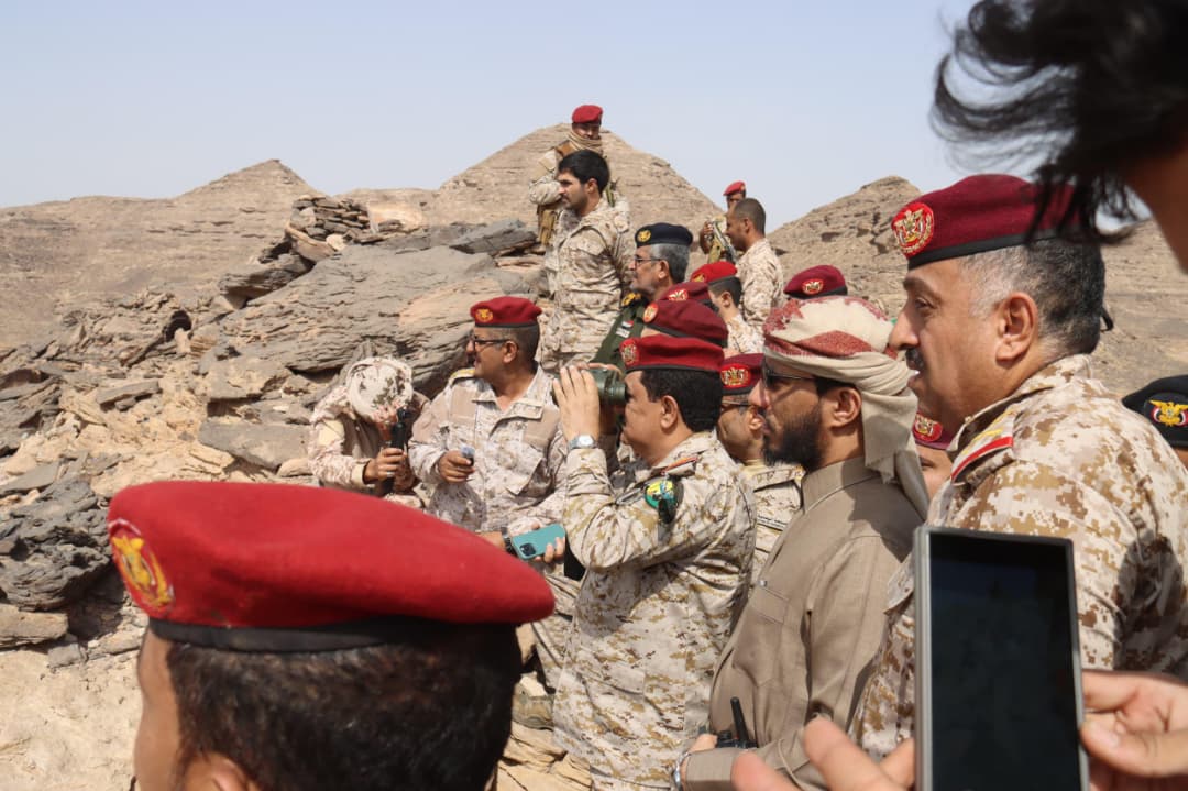 وزير الدفاع يتفقد المواقع الأمامية في جبهات كتاف والبقع بصعدة