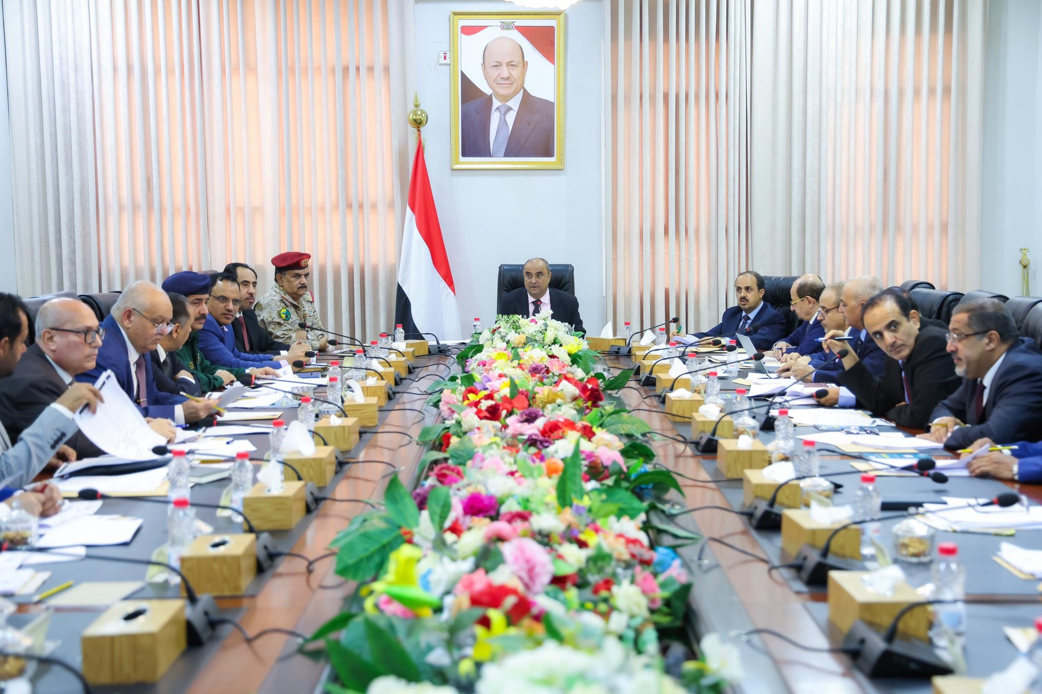 الحكومة اليمنية: إجراءات الحوثيين المالية باطلة ونحذر من التعامل مع العملات المزورة