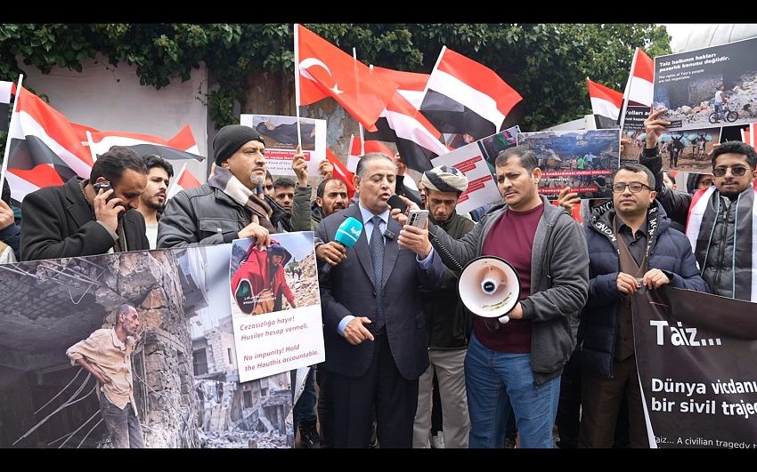 الجالية اليمنية بتركيا تنظم وقفة احتجاجية للمطالبة برفع الحصار الحوثي عن تعز