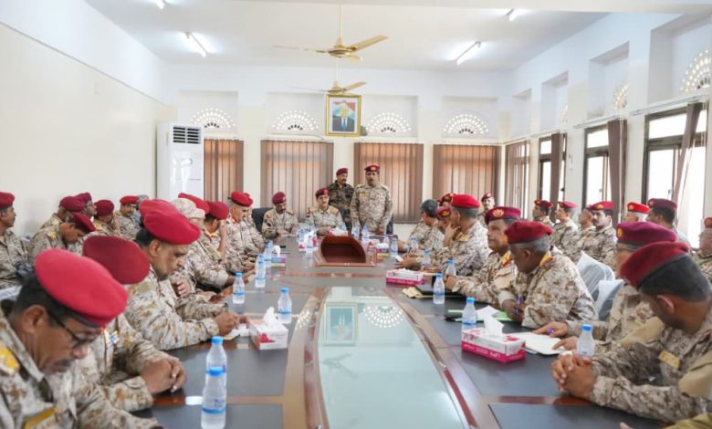 وزير الدفاع يعقد اجتماعاً عسكرياً موسعاً مع قيادة المنطقة العسكرية الثانية