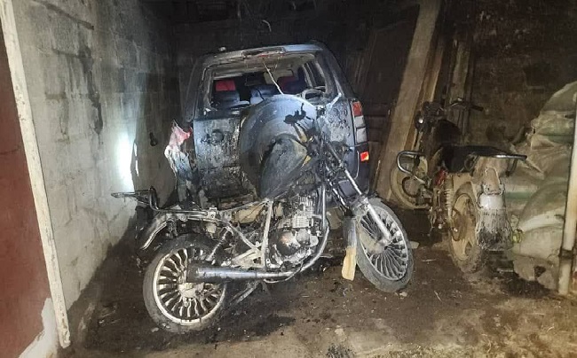 إب.. إطلاق نار على منزل مواطن وإحراق سيارة ودراجة مواطن آخر