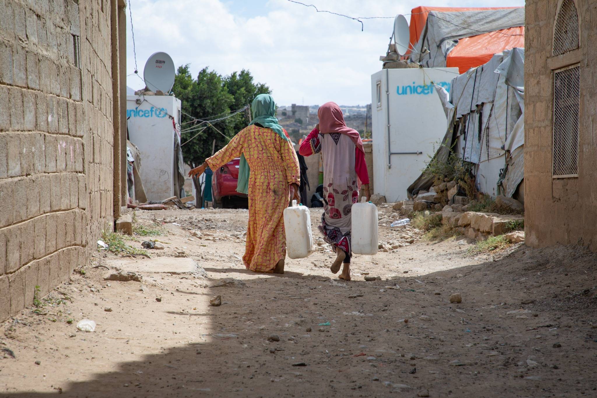 "العودة إلى عدن وتحسين الأوضاع المعيشية".. ماذا ينتظر اليمنيون من الحكومة الجديدة؟
