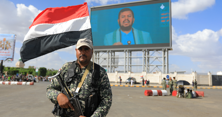 "فخ الشرعية".. كيف تدعم المؤسسات الدولية قبضة الحوثيين على اليمن؟