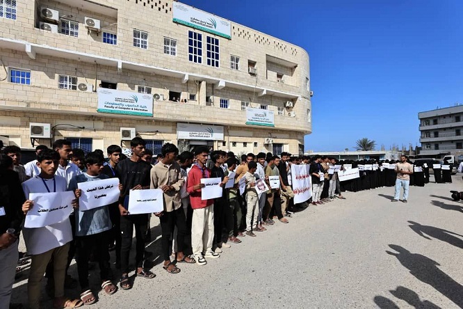 طلاب جامعة أرخبيل سقطرى يواصلون احتجاجاتهم ويحذرون من ضياع مستقبلهم التعليمي