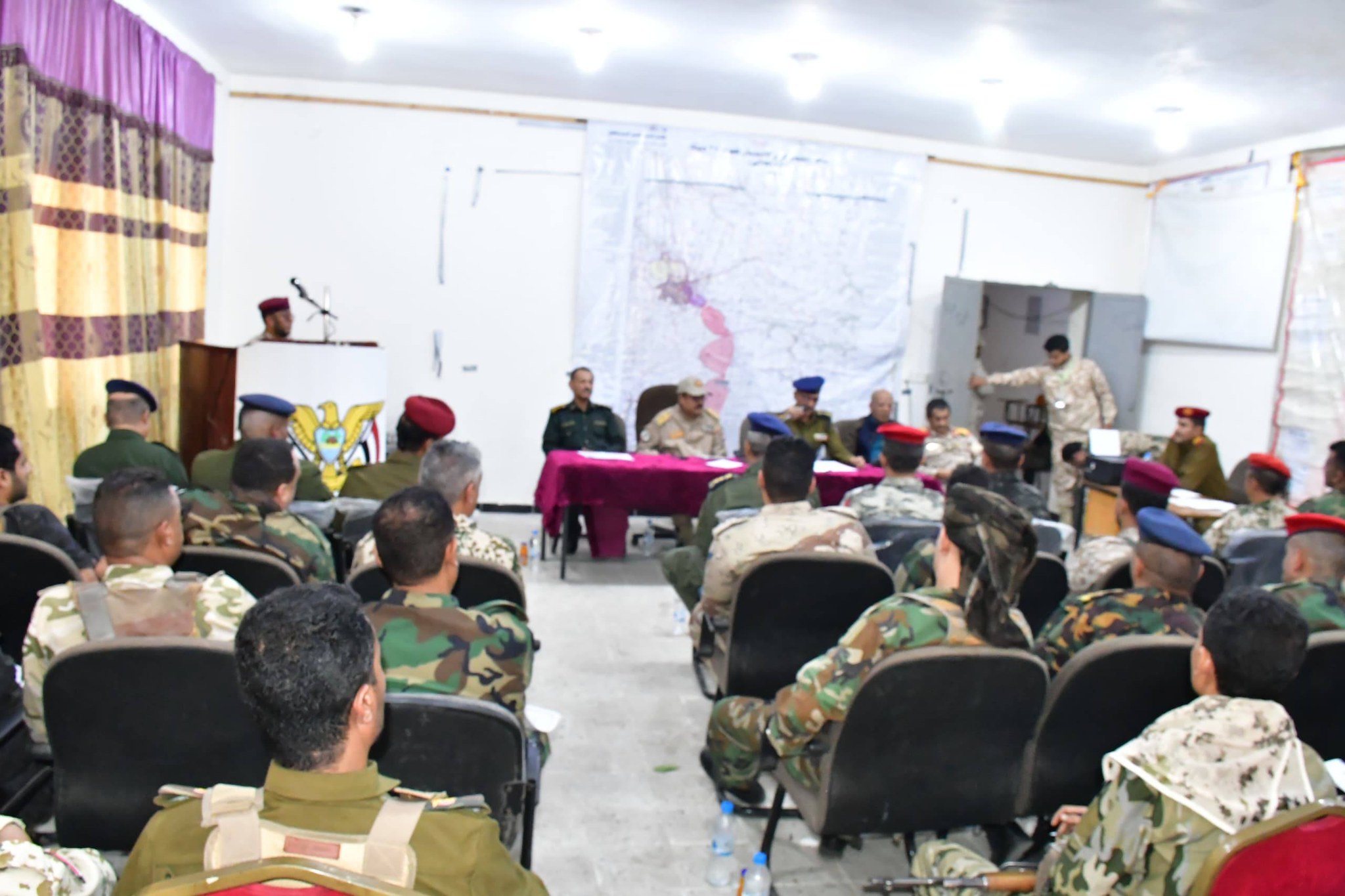 تعز.. اجتماع أمني عسكري يدعو لرفع مستوى الجاهزية والتعامل بحزم مع التهديدات المحتملة