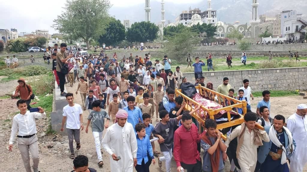 تعز.. المئات من المواطنين وطلاب المدارس يشيعون طفل قتل برصاص قناص حوثي
