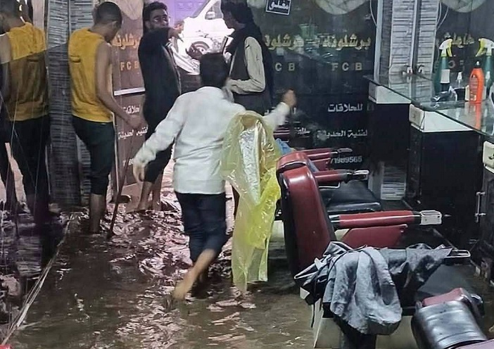 إب.. سيول الأمطار تجرف مواطناً ومركبات وتغمر محلات تجارية