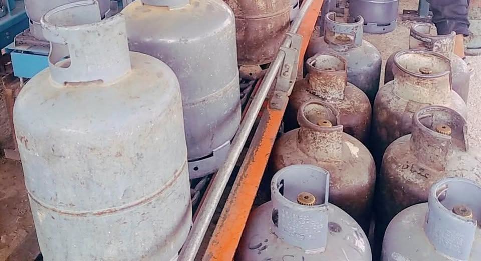 تعز.. نقابة وكلاء الغاز تكشف عن تكلفة نقل "مهولة" وتطالب بإعادة تسعير الغاز