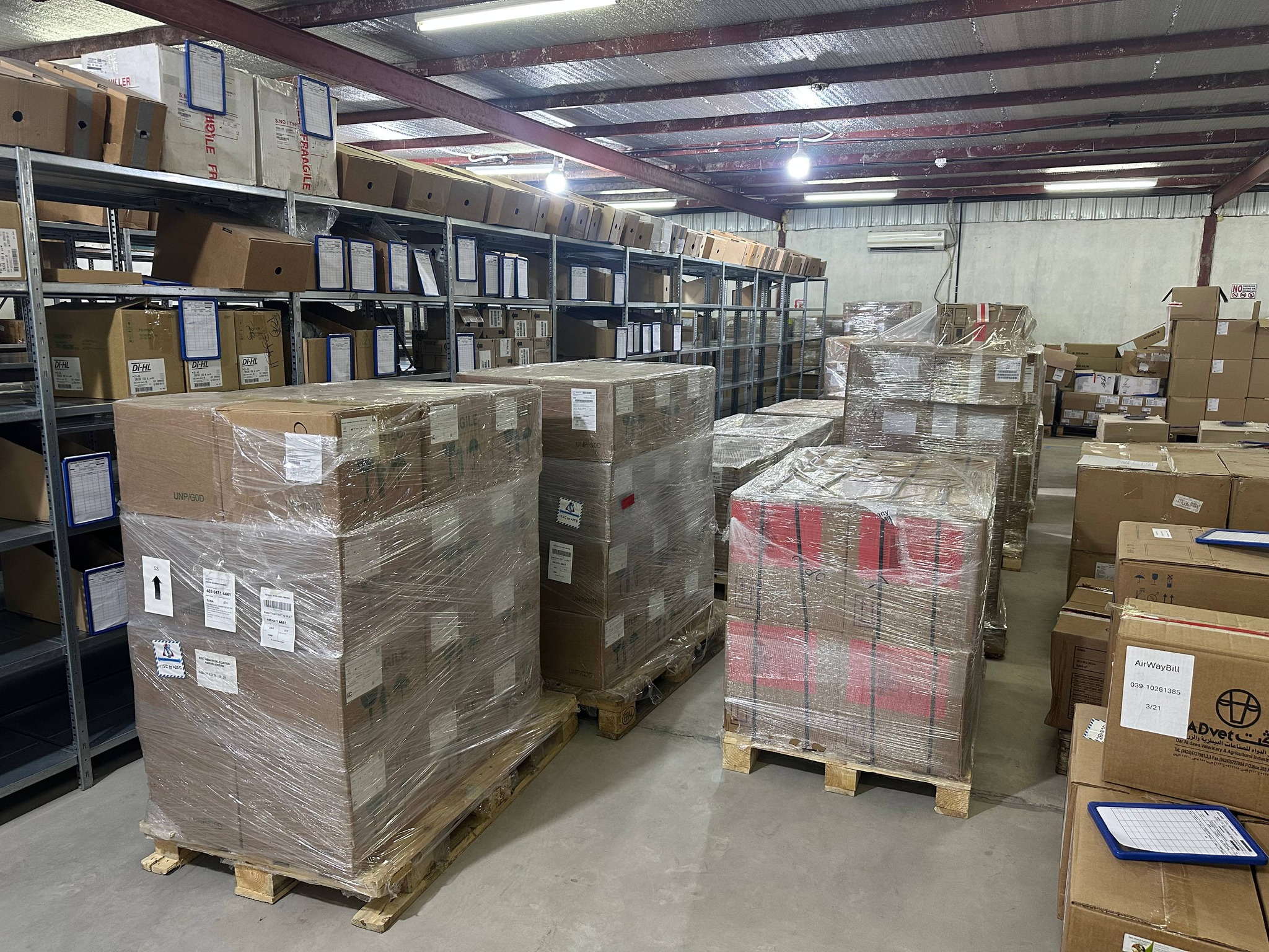 بعد تسليمها شحنة مساعدات.. الحوثيون يقتحمون مقر اللجنة الدولية للصليب الأحمر بصنعاء