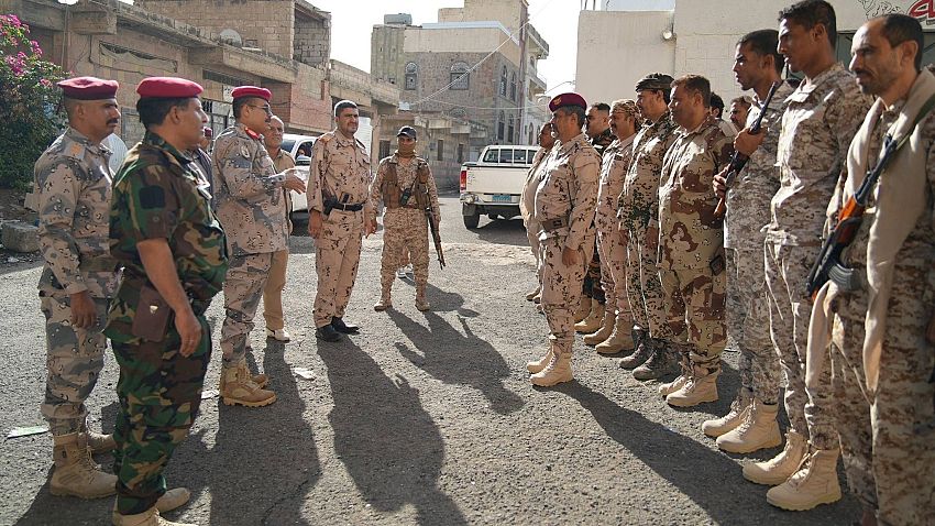 في أول أيام عيد الأضحى.. رئيس أركان محور تعز يزور المقاتلين في جبهات شرق وشمال المدينة